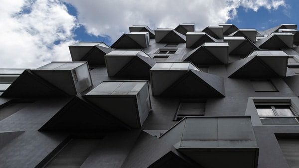 Façade d'un immeuble doté d'une architecture très brutaliste à Saint Ouen